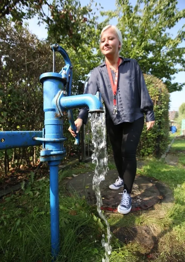 Erlaubt: Christine Parpart an einer Grundwasserpumpe