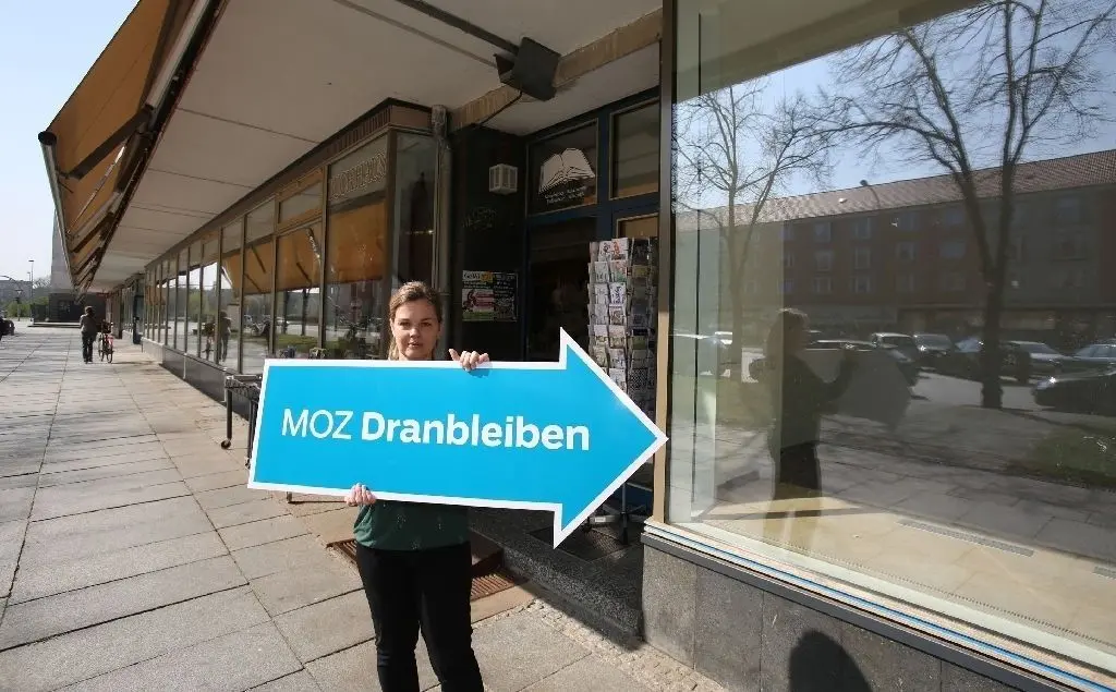 Dranbleiben! Doreen Dehne, Chefin vom Buchhaus Jachning, hat seit etwa zwei Jahren ein leeres Geschäft als Nachbarn. Das sieht nicht nur traurig aus, sondern führt auch zu weniger Kunden.