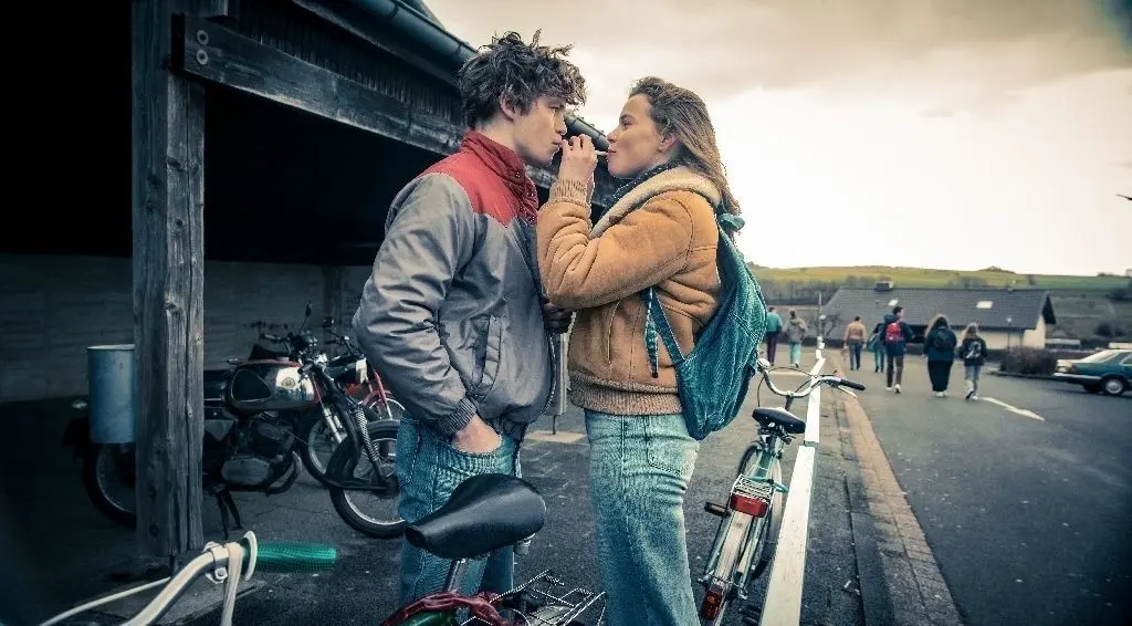 Rauchen gemeinsam: Luna Wedler als Vera und Damian Hardung als Höppner in einer Szene des Films "Auerhaus". Der Film kam am 5. Dezember 2019 in die deutschen Kinos.