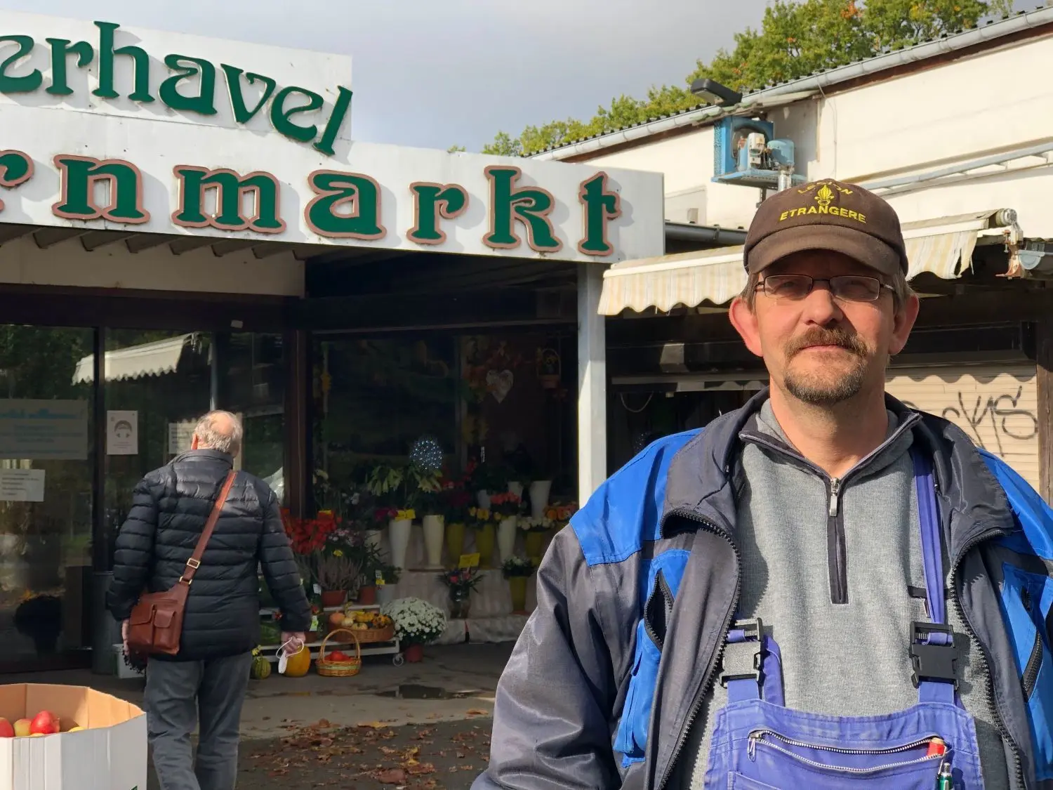 Auf dem Bauernmarkt herrscht zwar kein Hochbetrieb, aber Betrieb. Platzwart Maik Herbel sorgt für die ordnungsgemäßen Abläufe bei den 30 Ständen.