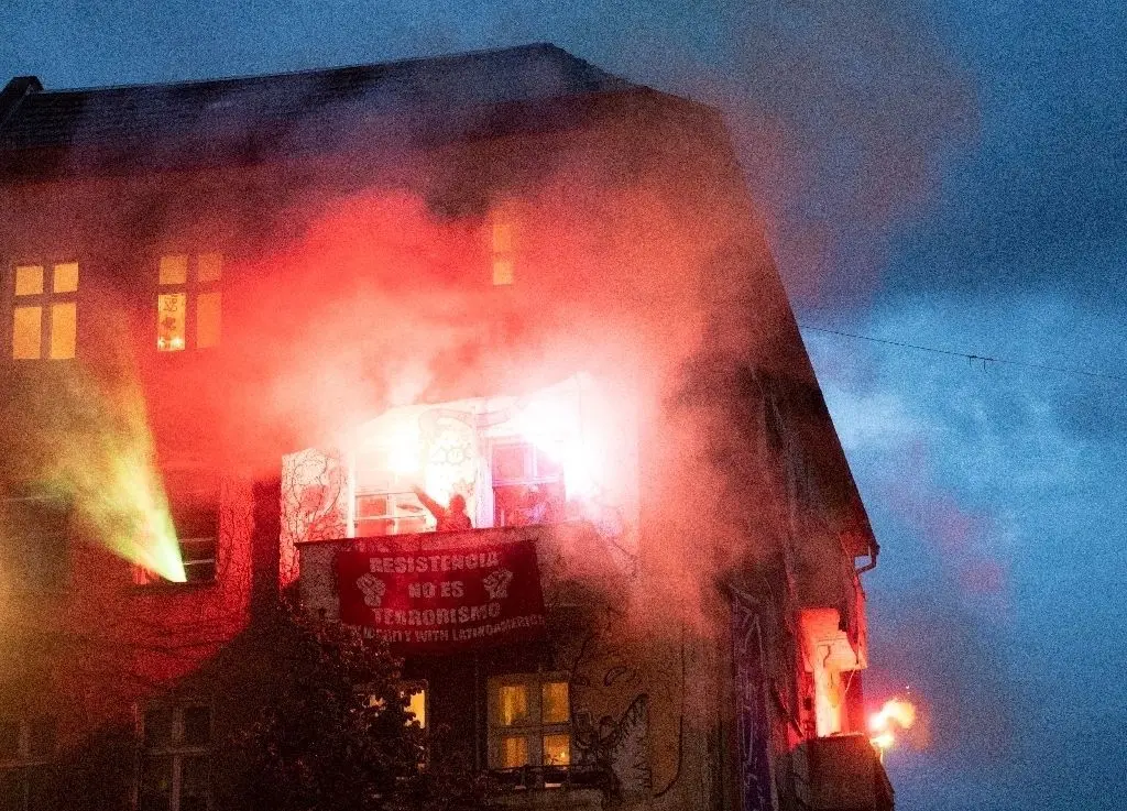 Nicht erlaubt: Linksautonome zünden auf einem Balkon eines Hauses in der Rigaer Straße bengalische Feuer.