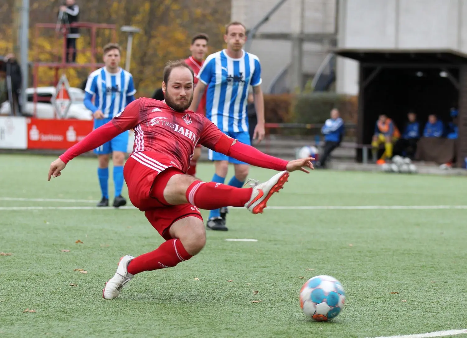 Der 1. FC Frankfurt empfing Petershagen-Eggersdorf, hier ist Frankfurts Paul Karaszewski am Ball. Das Brandenburgliga-Derby im „Osten“ entschieden die Gäste mit 4:2 für sich.
