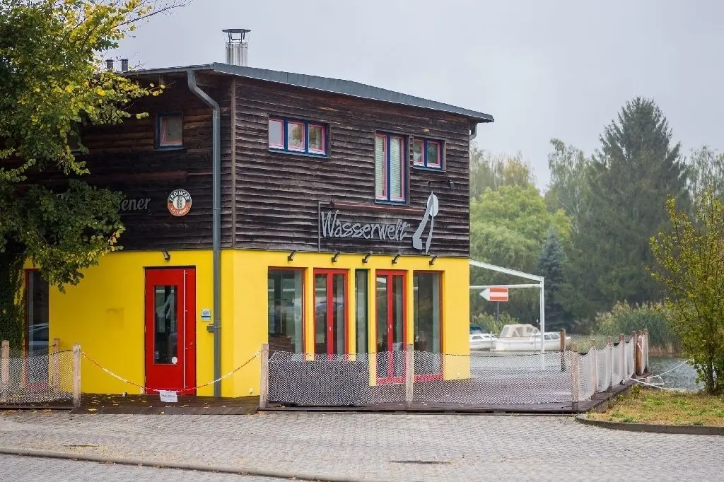 Farbenfroh-fröhlich, aber leer: Die Wasserwelt an der Spree wird seit drei Jahren nicht mehr als Restaurant genutzt, das Bürgerforum will das ändern.