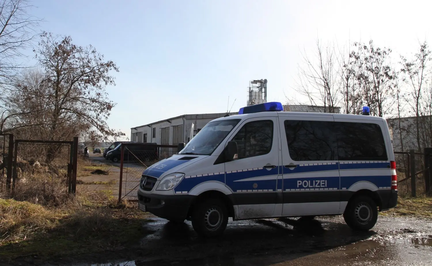 Abgeschirmt durch die Polizei: In einer Neuhardenberger Halle hinter der Amtsverwaltung fand eine Großrazzia mit GSG9 gegen Berliner Clankriminalität statt. Demnach sollen die Täter hier Drogen hergebracht, in Fässer umgelagert und nach Berlin transportiert haben.