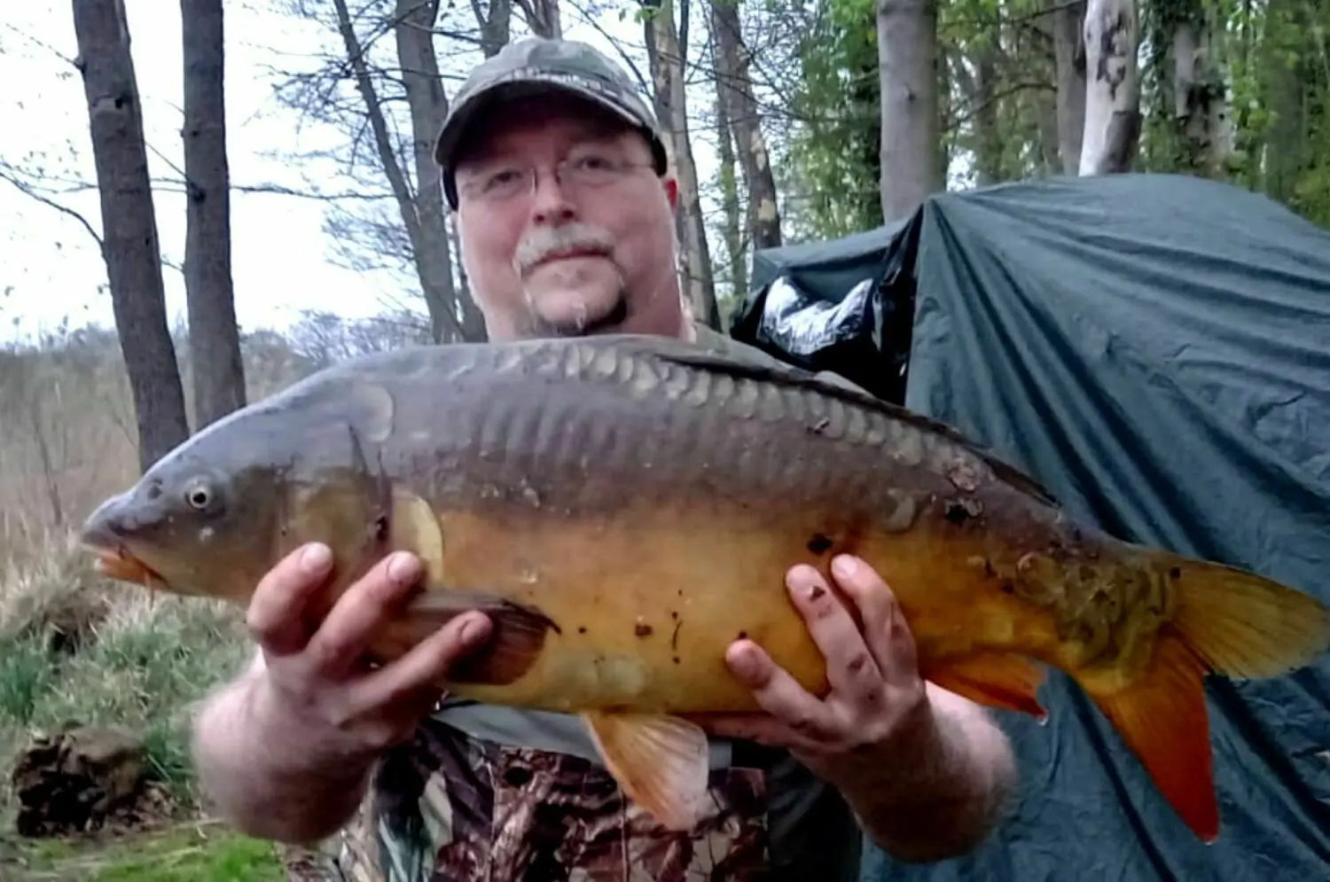 Erfolgreicher Karpfenangler: Ronny Riechmann aus der Uckermark freut sich über einen Spiegelkarpfen, der 14 Pfund auf die Waage bringt.