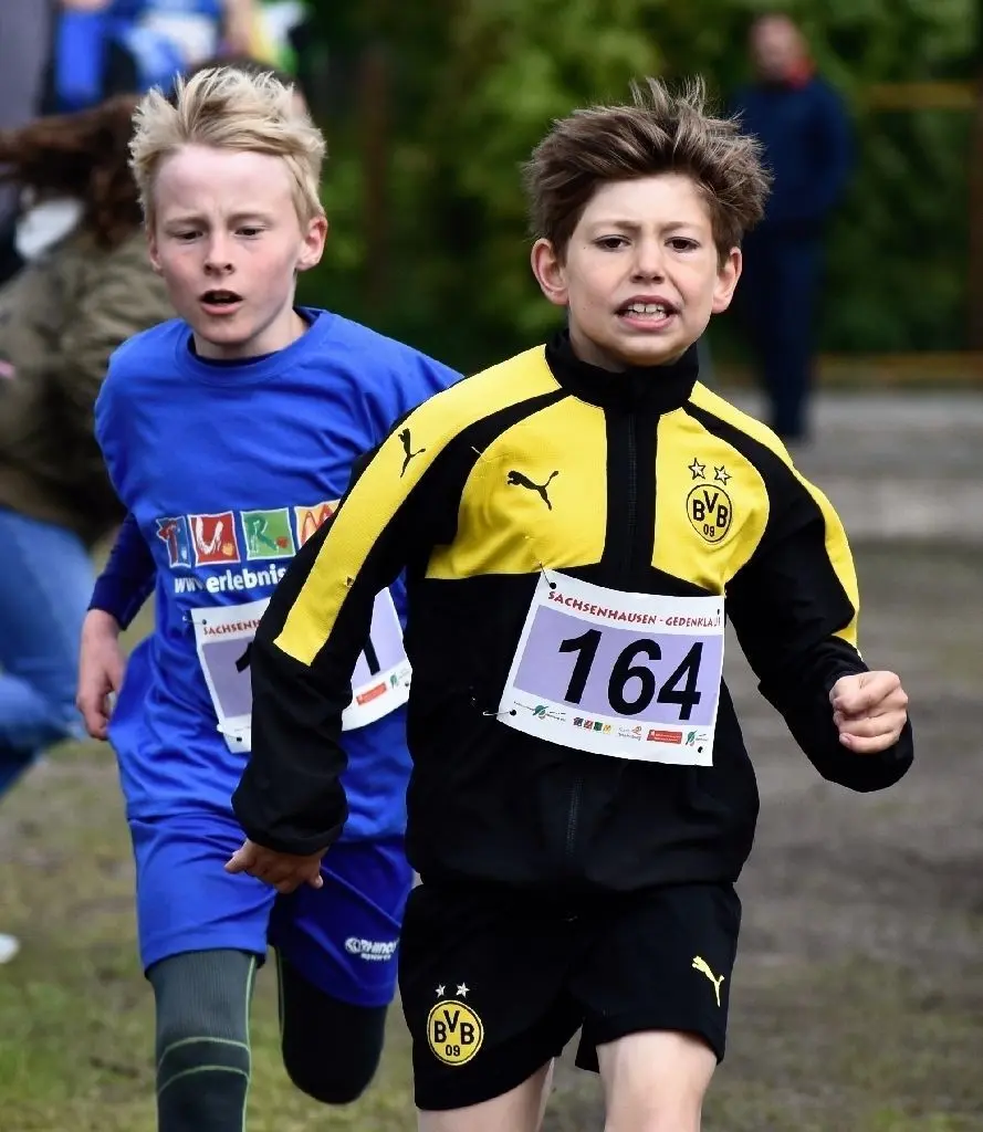 Sieger nach Zielsprint: Liam Leisner von Forst Borgsdorf gewann den Lauf über 1,2 Kilometern vor Lars Sensse.