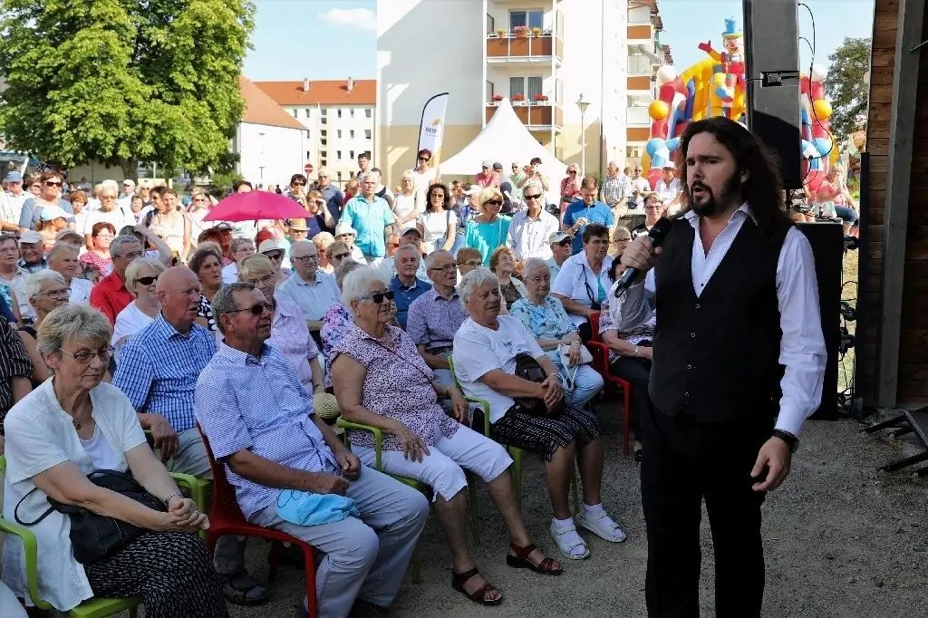 Ilja von den "3 jungen Tenören" ging immer wieder ins Publikum. Sehr gut besucht war das Konzert an der Buga-Bühne in Premnitz.
