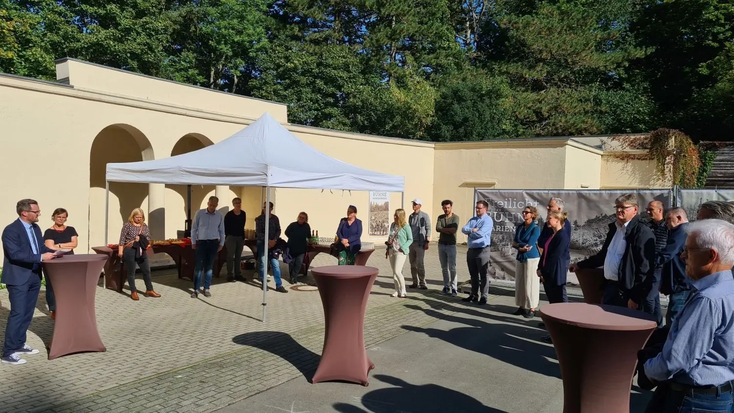 Die Gästeschar zur Ausstellungseröffnung auf der Freilichtbühne.