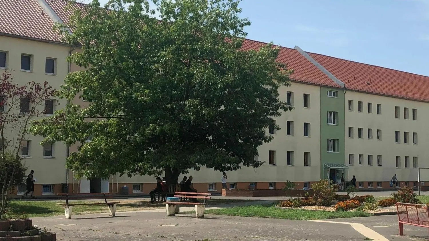 In der Erstaufnahmeeinrichtung für Asylbewerber in Eisenhüttenstadt wird neben den Bestandsgebäuden gebaut.