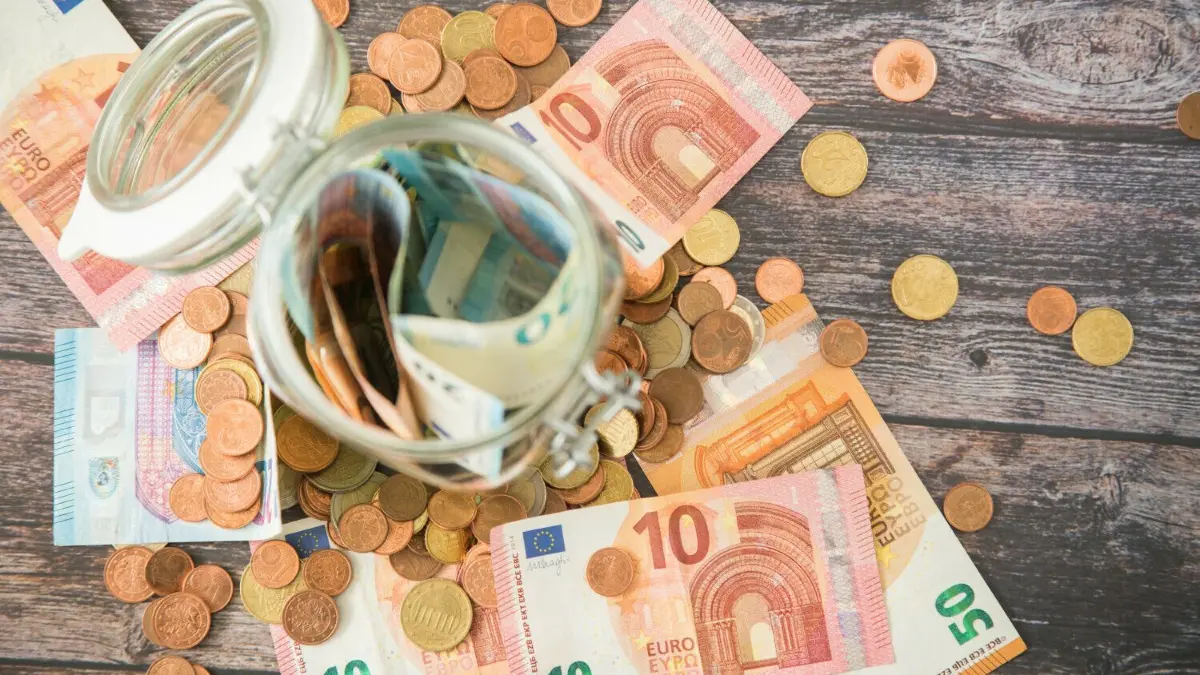Der finanzielle Zuschuss für die Vetschauer Wirtschaftsförderung soll in den nächsten Jahren auf ein vertretbares Maß gesenkt werden. Bis dahin kommt die REG nicht um Kündigungen herum.
ILLUSTRATION - Zum Themendienst-Bericht vom 8. November 2022: Zwar kein Geldregen, aber immerhin ein wenig Ertrag: die Zinsen aufs Tages- und Festgeld werden wieder attraktiver. Foto: Christin Klose/dpa-tmn - Honorarfrei nur für Bezieher des dpa-Themendienstes +++ dpa-Themendienst +++