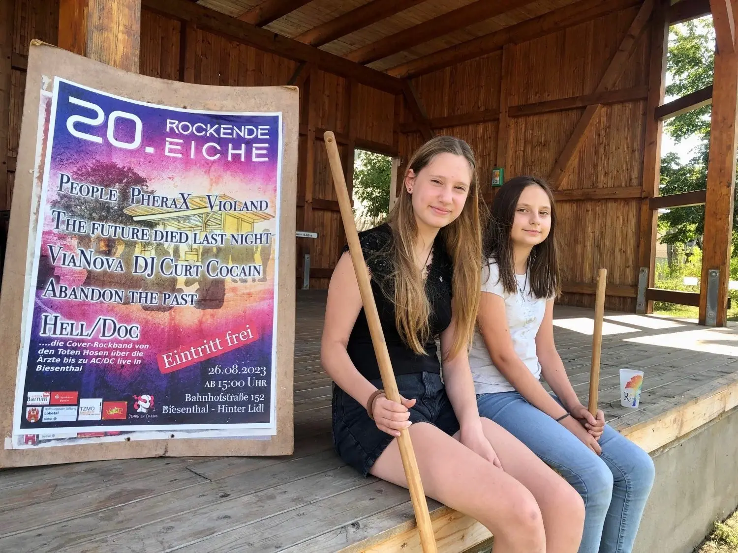 Die Bühne ist gefegt und vorbereitet: Greta (li.) und Schwester Hannah Sielaff haben schon mal vorab zum Besen gegriffen.