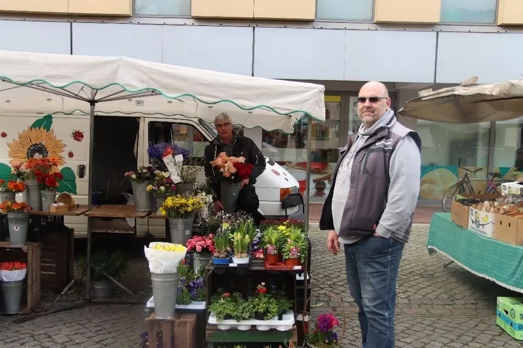 Bernauer Wochenmarkt: Leiter Ray Wittenhagen schaut am Donnerstag an einem Blumenstand vorbei.