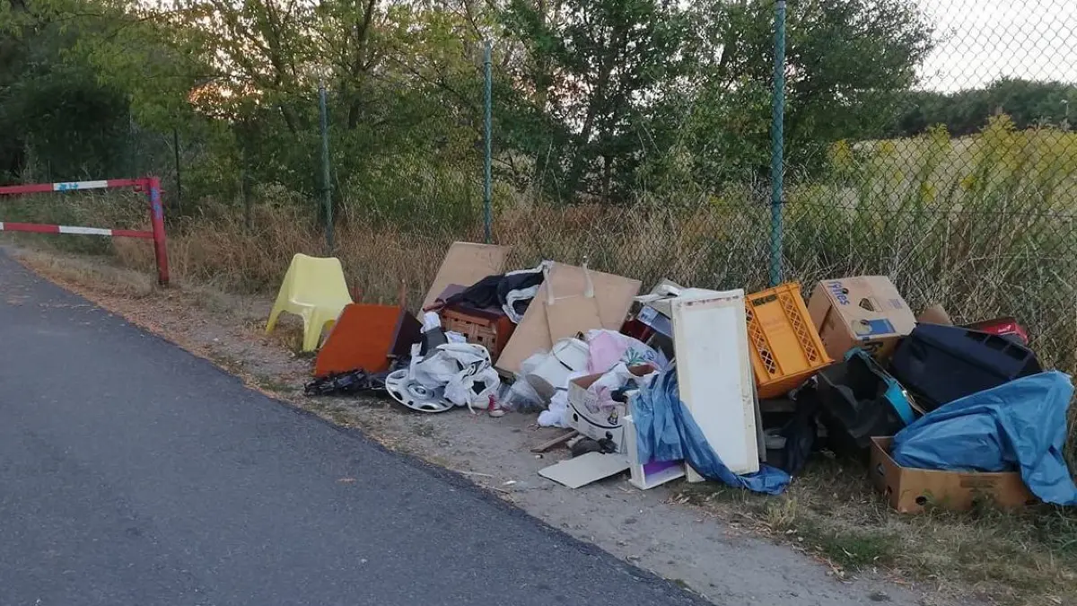 Dreck mitten im Grünen: Auf dem Verbindungsweg zwischen Eiche und Mehrow wird immer wieder Müll abgeladen.
Illegale Müllentsorgung zwischen Eiche und Mehro (Barnim) - Müll