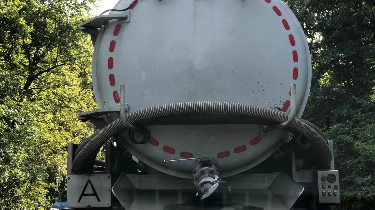 Jauche-Auto: Mit solchen Fahrzeugen wird auch künftig die dezentrale Entsorgung bei Fürstenwalde sichergestellt.
Jauche-Auto: Mit solchen Fahrzeugen wird auch künftig noch die dezentrale Entsorgung sichergestellt.