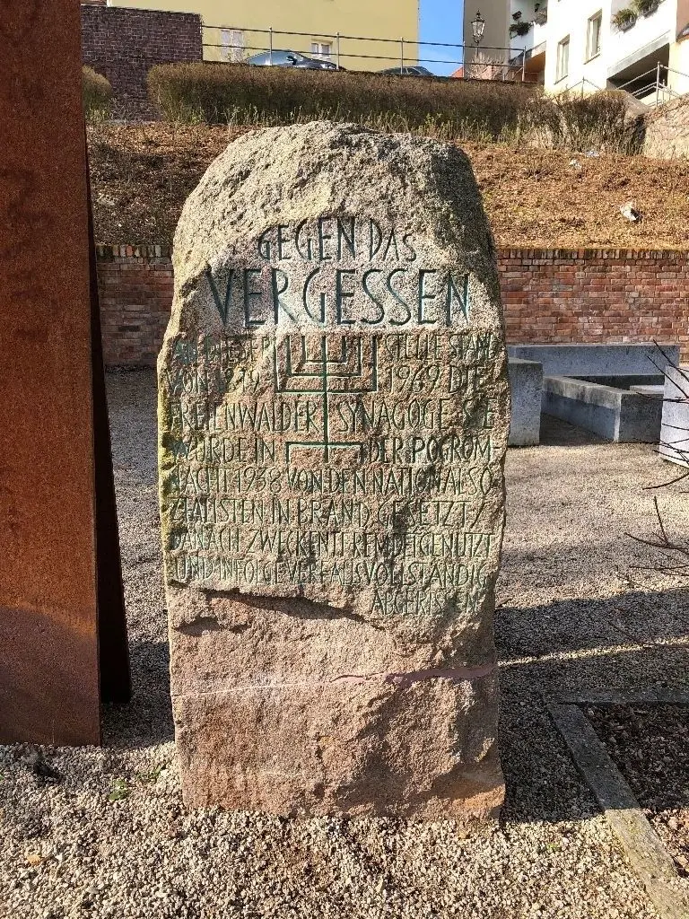 Auf den Spuren der jüdischen Vergangenheit Bad Freienwaldes mit Reinahrd Schmook. Neben der Judentreppe erinnert die Gedenkstätte an ehemaliger Stelle der Synagoge.