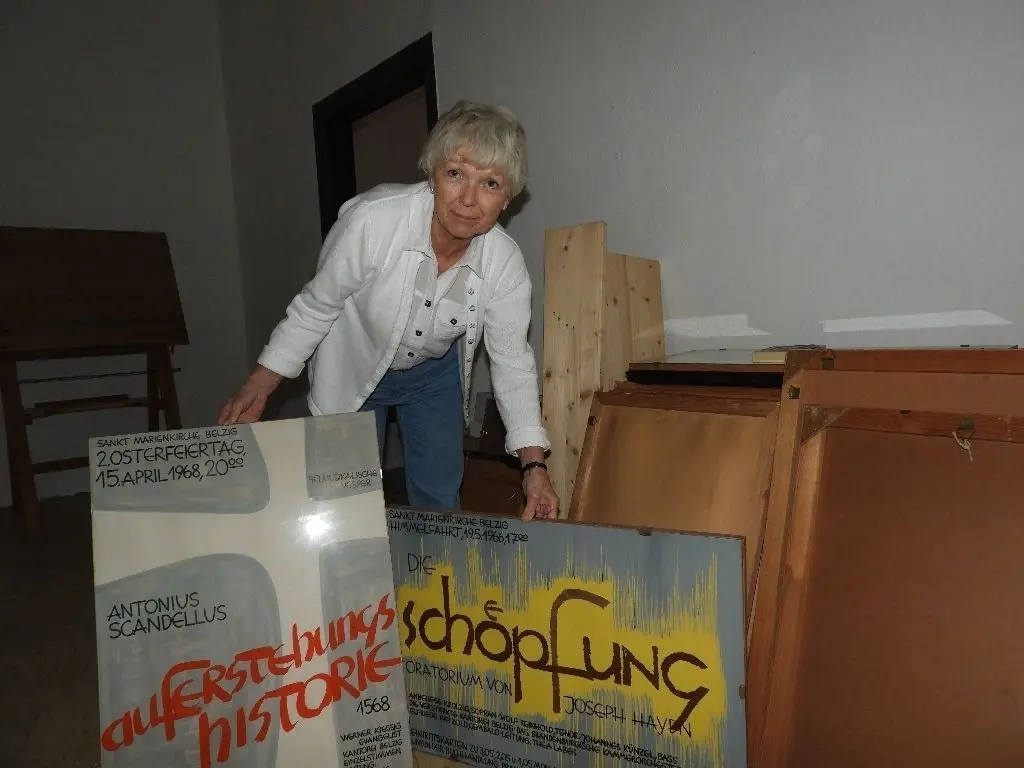 Ingrid Mundil zeigt Plakate von Thea Labes.