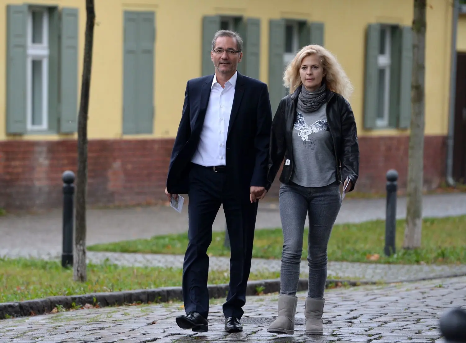 Matthias Platzeck mit seiner Ehefrau Jeanette auf dem Weg zum Wahllokal 2014