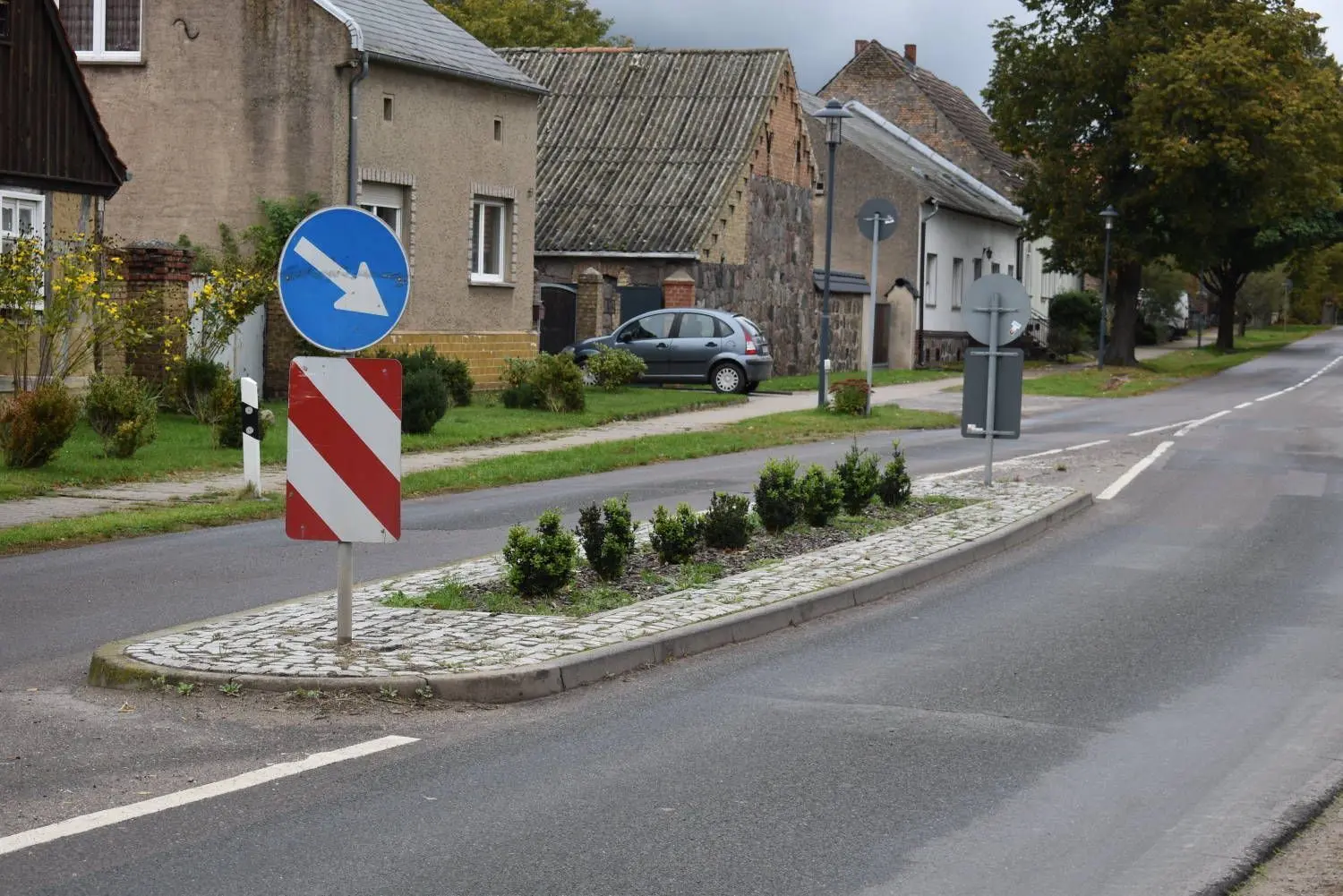 Schon was erreicht: Die Verkehrsinseln in der Ortsdurchfahrt sind neu bepflanzt worden. Dennoch gibt es auch für die Zukunft noch einiges zu tun, um das Dorf schöner zu machen.