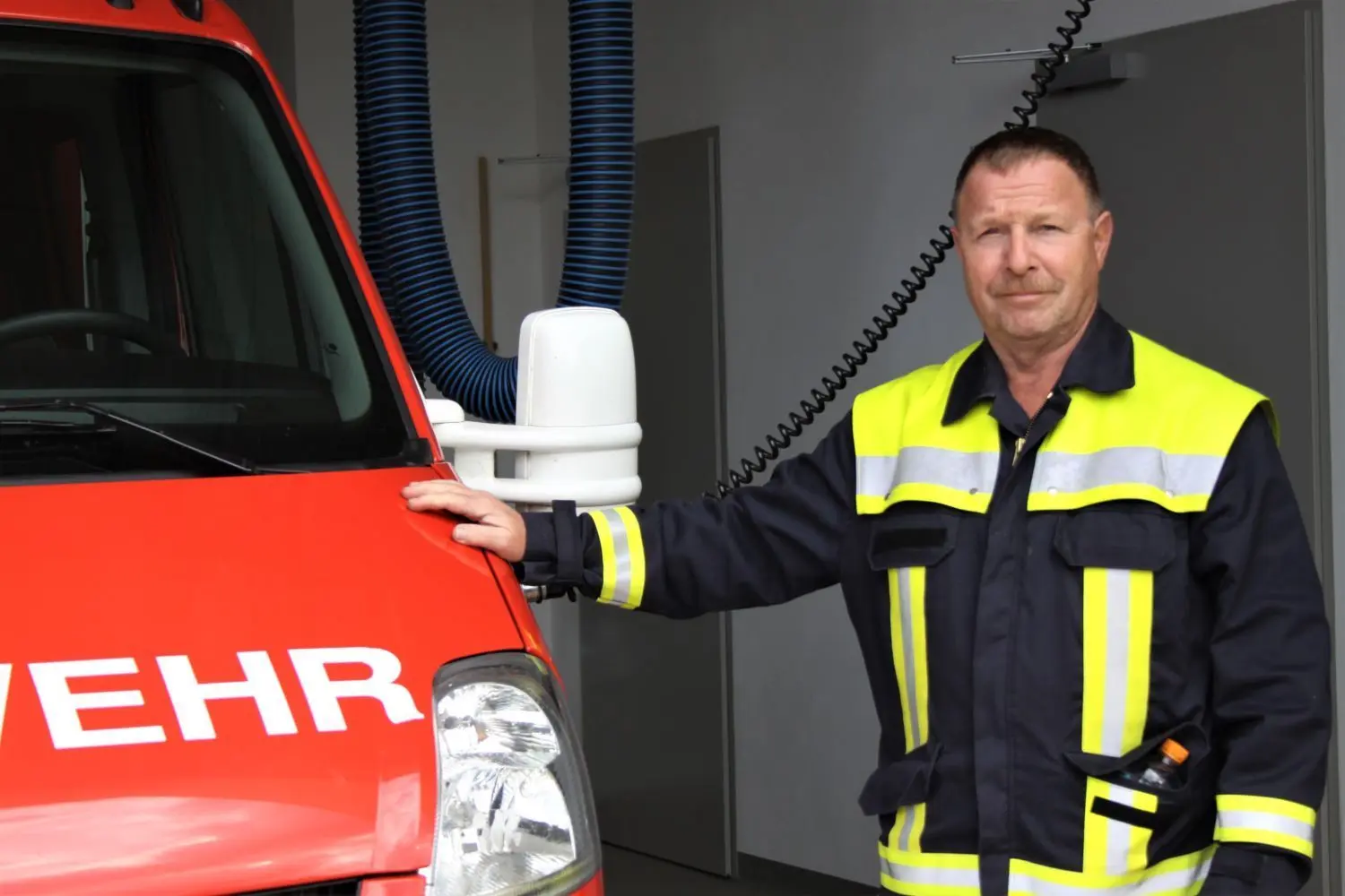 Ortswehrführer Norbert Paulenz und die Mitglieder der Freiwilligen Feuerwehr Mittweide in der Gemeinde Tauche sind überglücklich und dankbar: Endlich konnten sie ihr neues Gerätehaus übernehmen.