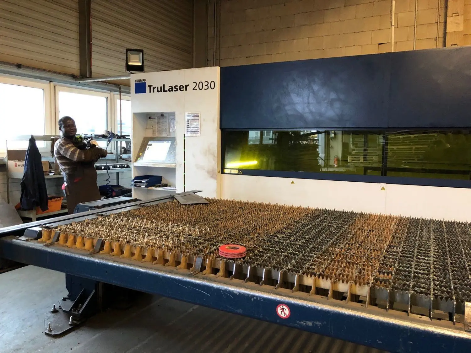 Fachleute gefragt: An der riesigen Laserschneidanlage werden die Bleche auf den Millimeter genau geschnitten. In der Umetec GmbH in Eberswalde arbeiten acht Nationalitäten zusammen.