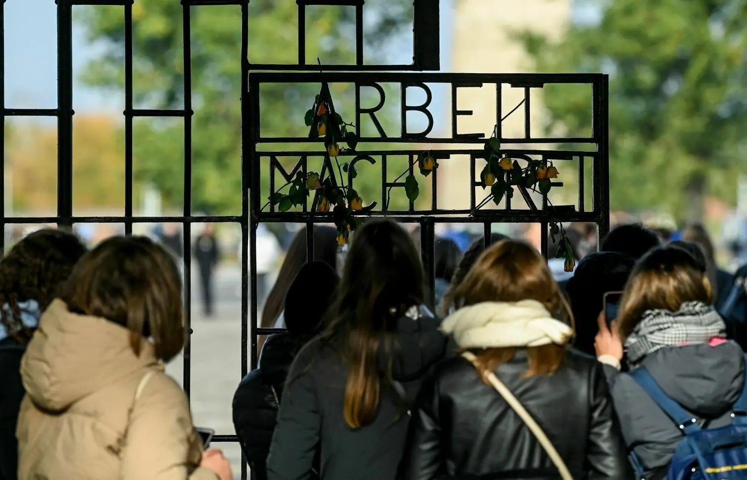 Hunderttausende Besucher und Besucherinnen kommen jedes Jahr in die Gedenkstätte Sachsenhausen. Doch ist ein Pflichtbesuch in einer Gedenkstätte für Schülerinnen und Schüler aus Brandenburg wirklich sinnvoll?