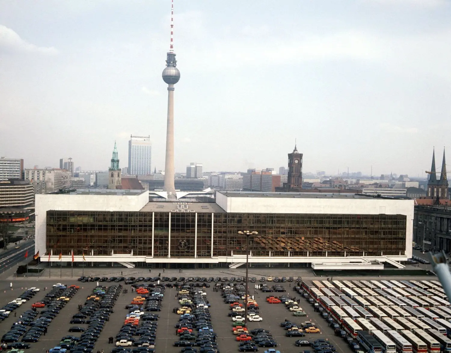 Der 1976 eröffnete Palast der Republik, dem Parlament der Volkskammer tagte, galt bis zu seinem Abriss 2008 vor allem auch als kulturelles Zentrum Berlins.