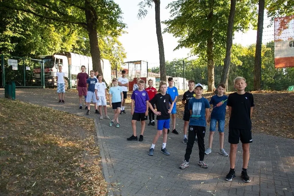 Noch sind die Schüler der siebten Klasse  ein wenig unsicher: Die erste Fußball-Stunde im neuen Schuljahr auf dem Jahn-Sportplatz von Neuenhagen wird gleich beginnen.