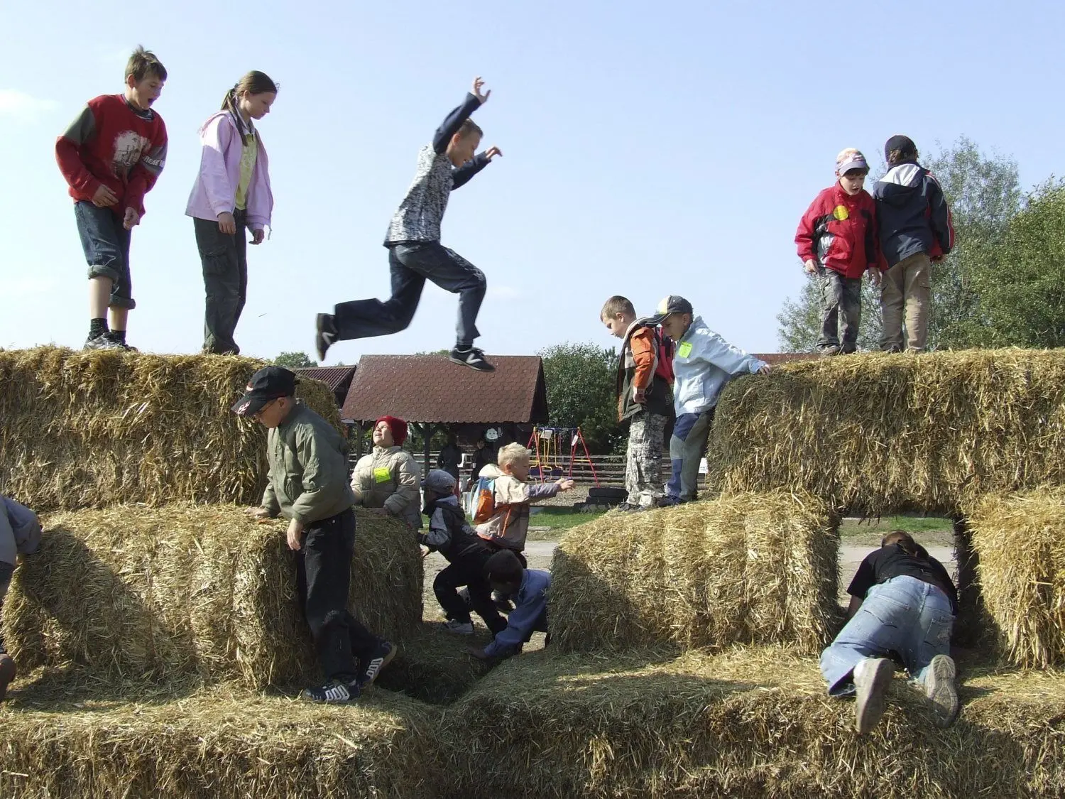 Kinder tobten gern in den Strohburgen des Bauernmarktes.