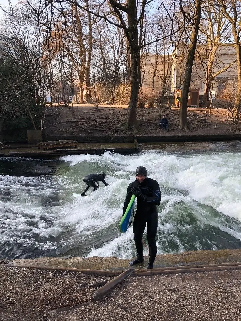 Mutprobe: Matti Partanen und sein Freund Markus Mela surfen in der Eisbachwelle in München. Die beiden Finnen üben sonst im Meer.