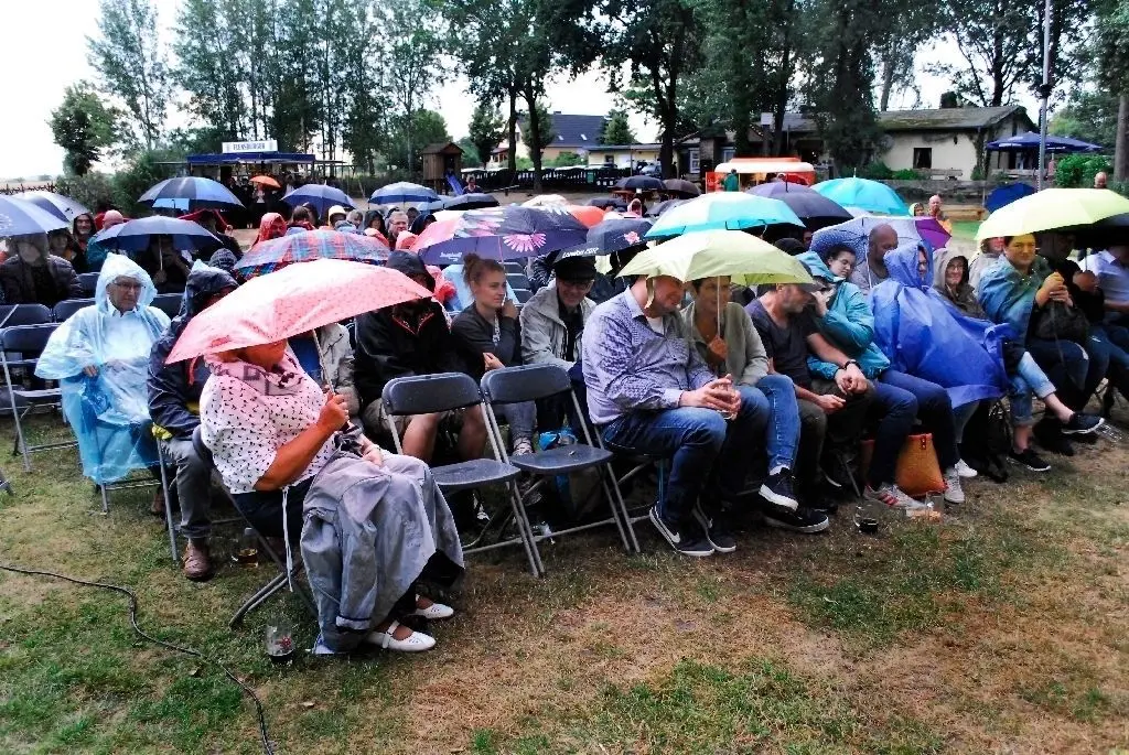 Sind gut vorbereitet: Regenschirme und Planen schützen vor dem Platzregen.
