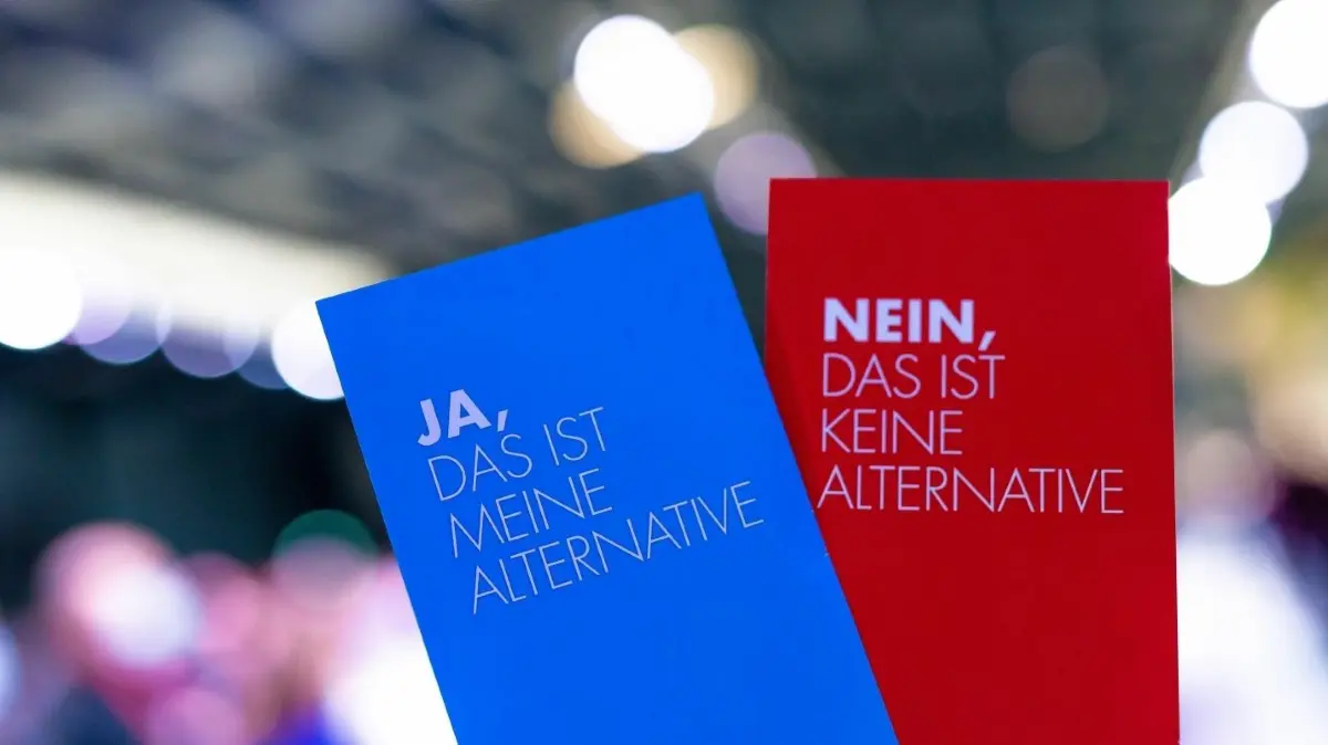 Zusammenarbeit mit der AfD – eine echte Alternative? (Symbolbild) Die CDU Brandenburg positioniert sich im Umgang mit der Partei auch auf kommunaler Ebene.
Eine Hand hält bei einem Sonderparteitag der AfD Niedersachsen zwei Stimmzettel mit der Aufschrift «Ja, das ist meine Alternative» und «Nein, das ist keine Alternative» in die Höhe. +++ dpa-Bildfunk +++