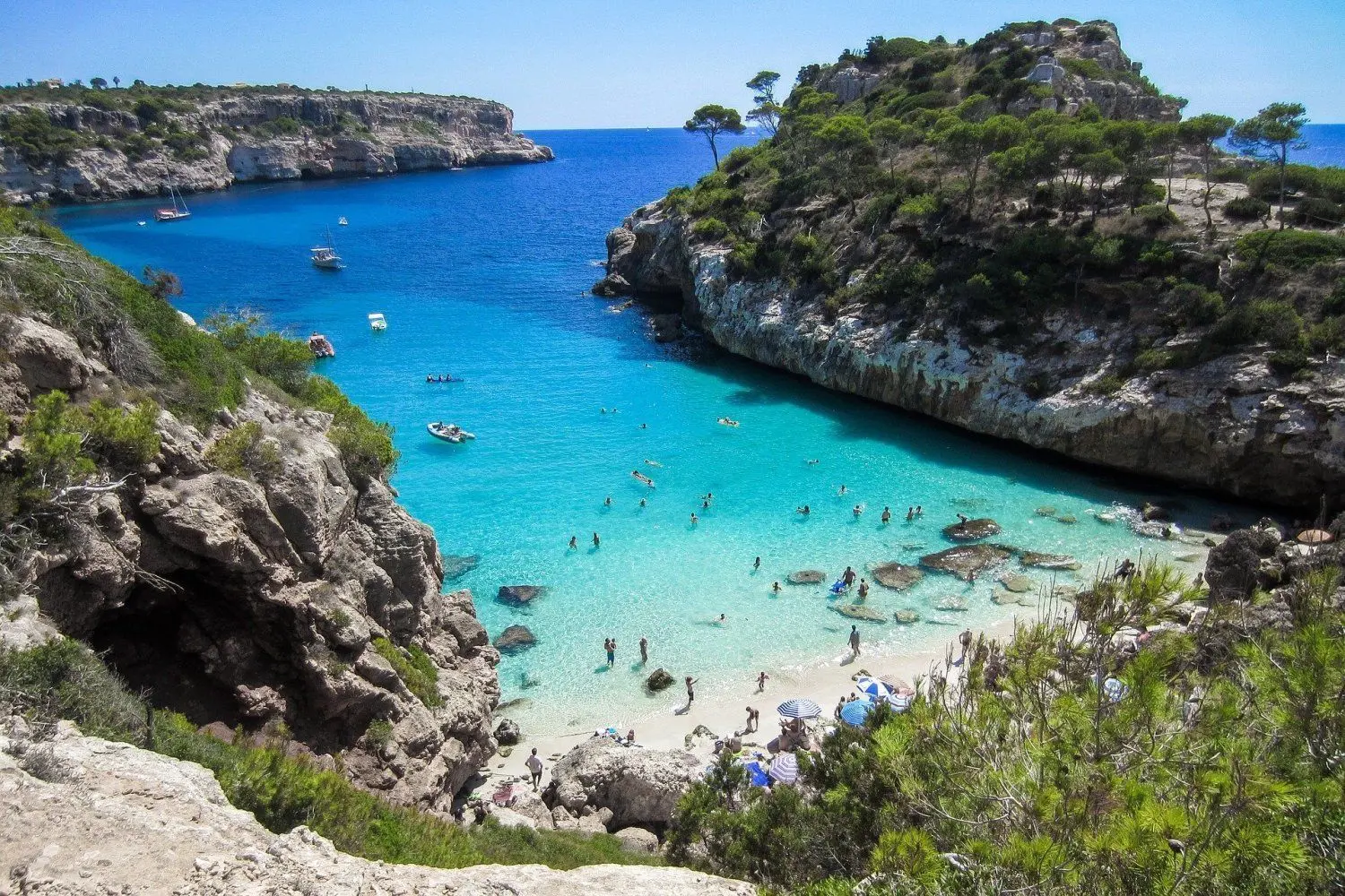 Wegen sinkender Corona-Infektionszahlen strich die Bundesregierung ganz Spanien und damit auch die beliebte Ferieninsel Mallorca von der Liste der Hochrisikogebiete. Welche Corona-Regeln gelten aktuell?