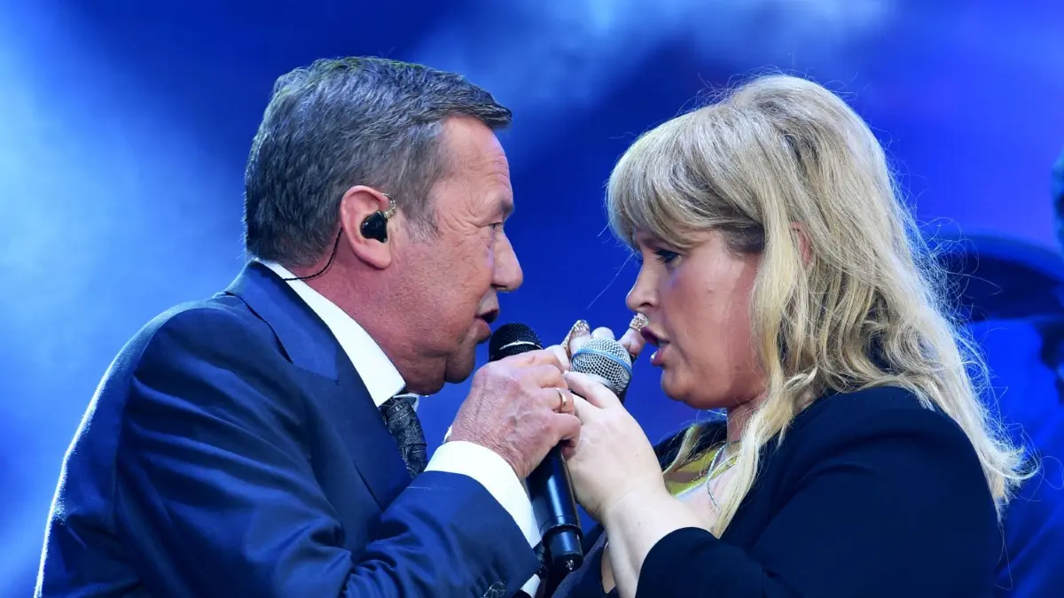 Roland Kaiser und Maite Kelly landeten 2014 mit „Warum hast du nicht nein gesagt“ einen Mega-Hit.
Der Sänger Roland Kaiser und die Sängerin Maite Kelly stehen am 28.07.2016 in Dresden (Sachsen) beim Open Air Konzert «Kaisermania 2016» am Elbufer im Rahmen der Filmnächte auf der Bühne. Foto: Jens Kalaene/dpa ++ +++ dpa-Bildfunk +++