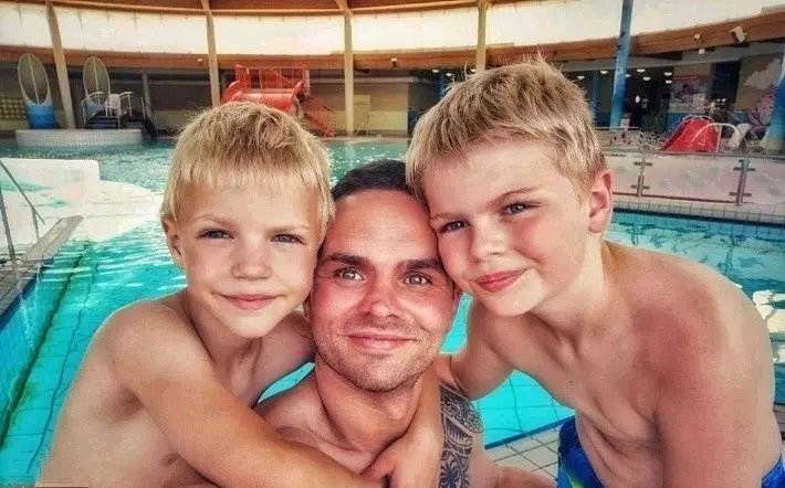 Marcus Schöbel verbringt im Marienbad viel Zeit mit seinen Söhnen Liam und Tommy. Sie zählen zu den bis zu 1800 Besuchern des Bades pro Jahr.Fotos: U.Pilz