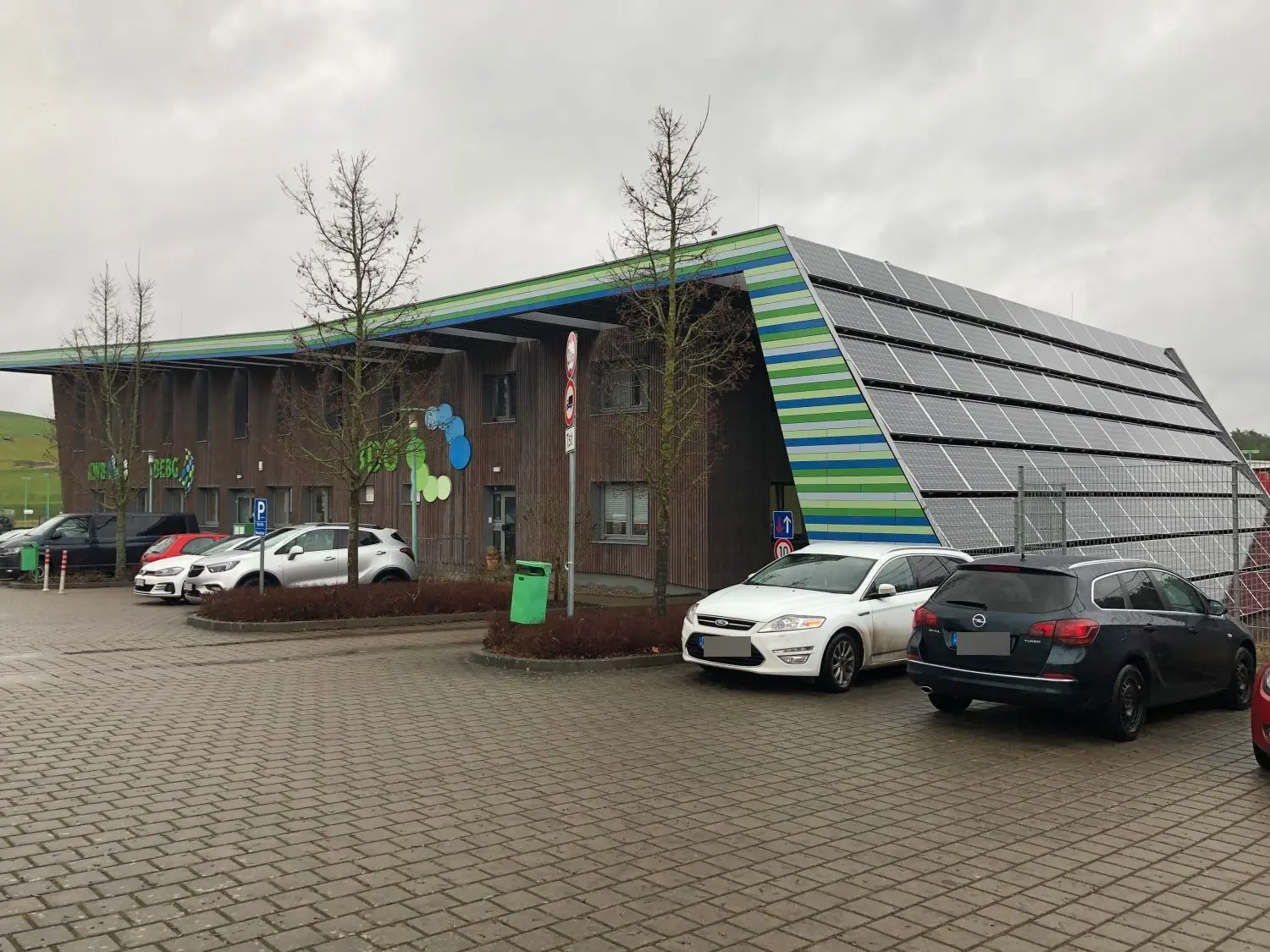 Photovoltaik-Anlage am Verwaltungsgebäude der Kreiswerke Barnim in Eberswalde: Demnächst könnten Bürger besser mit eingebunden werden.
