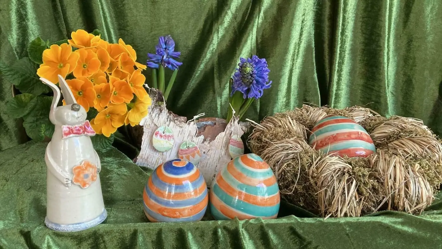 Bunte Farben - gute Laune: auch das ein oder andere Osterpräsent wird feilgeboten.