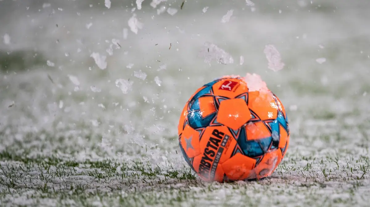 Schnee und Eis: In der Regionalliga Nordost gibt es schon drei Tage vorher die erste Absage für das kommende Wochenende. Viel Platz für Nachholspiele ist im Terminkalender nicht.
Fußball: Bundesliga, Hannover 96 - Bayer Leverkusen, 25. Spieltag in der HDI-Arena. Der Spielball rollt über den mit Schnee bedeckten Rasen. +++ dpa-Bildfunk +++