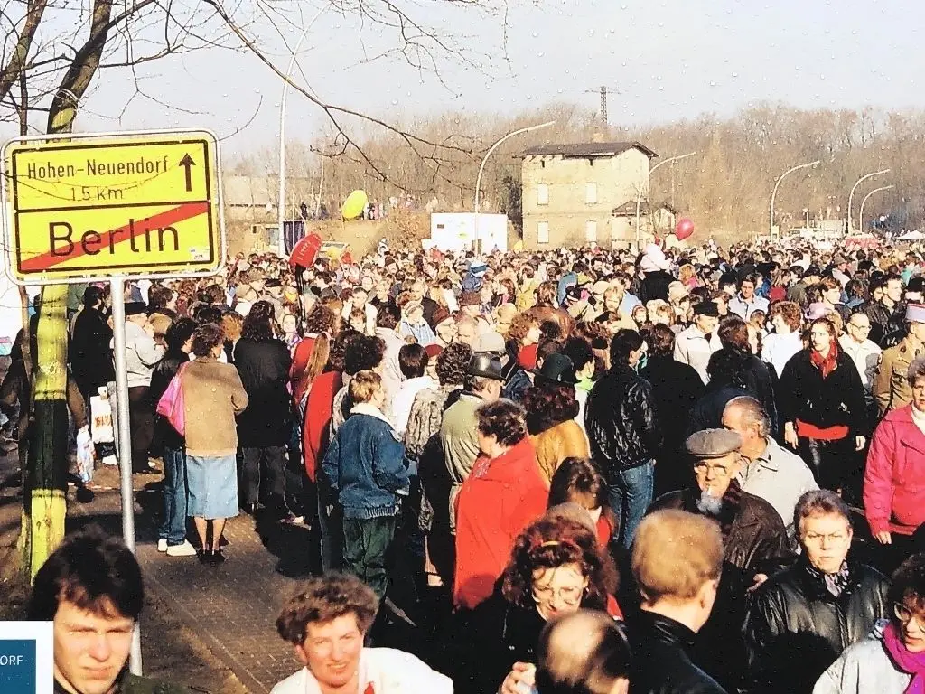 Massen bewegten sich vor 30 Jahren auf der Straße und auf dem damaligen Grenzstreifen. Sogar der Bahndamm wurde erobert. Unbekannte Mesnchen aus Ost und West lagen sich in den Armen und begrüßten die neue Zeit mit Sekt und guter Laune. Dieses Bild ist auch am S-Bahnhof Hohen Neuendorf zu sehen.