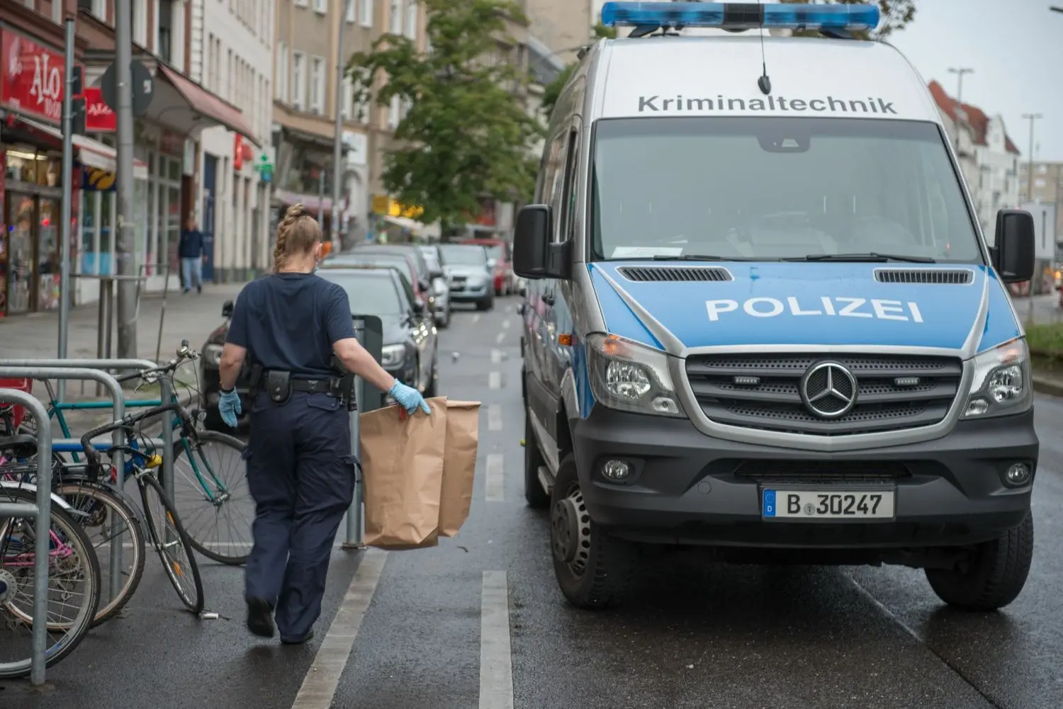Kriminaltechniker konnten Beweismittel in der Bank sicherstellen.