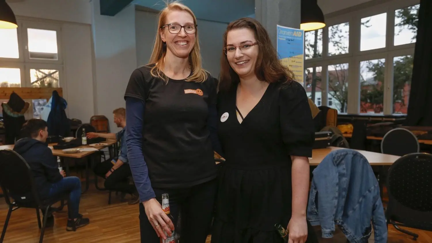 Ivonne Hennes (l.) und Ulrike Feldner vom Verein Willkommen in Oranienburg können sich über eine hohe Spendensumme für die Arbeit mit Geflüchteten freuen.