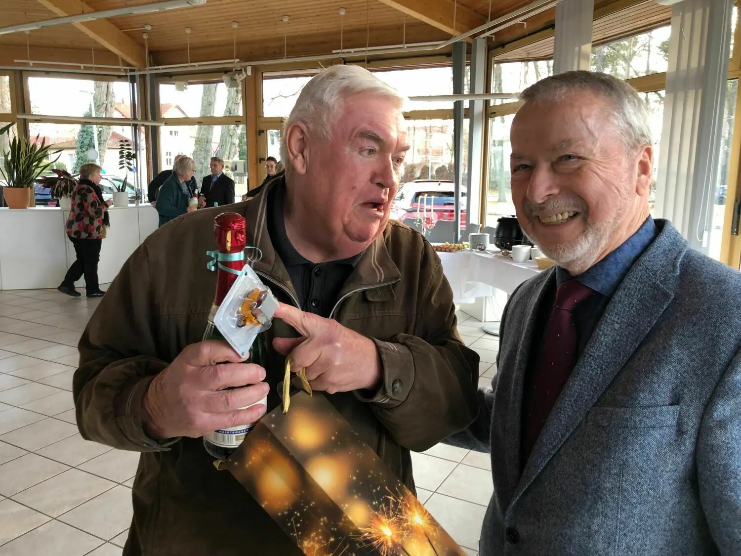 Wechsel bei Autohaus Lambeck: Seinen 80. Geburtstag nahm Uwe Lambeck(r.) am Dienstag zum Anlass, sich nach 45 Jahren aus der Geschäftsführung des Bergfelder Autohauses zurückzuziehen. Er bekam auch ganz besondere Geschenke.