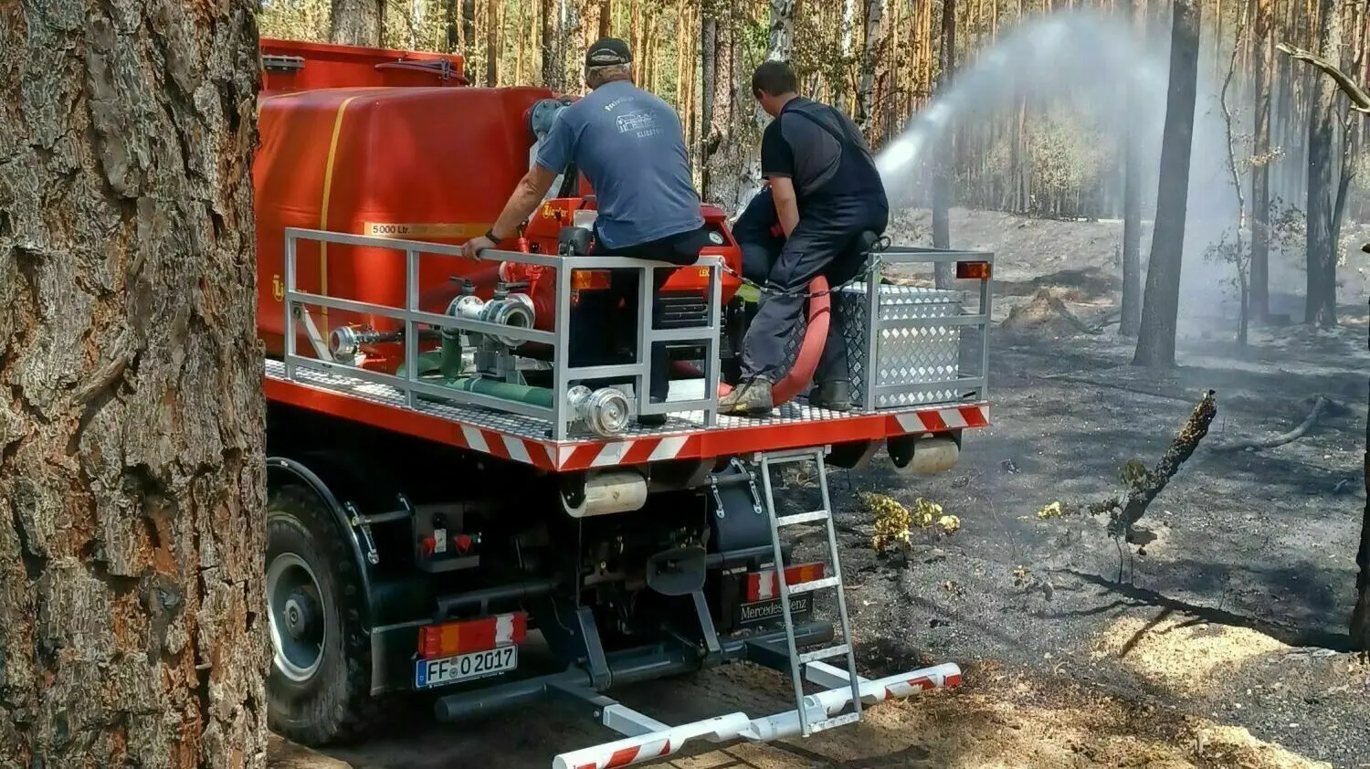 Waldbrand in Brandenburg: Feuerwehr Frankfurt (Oder) hilft beim Löschen ...