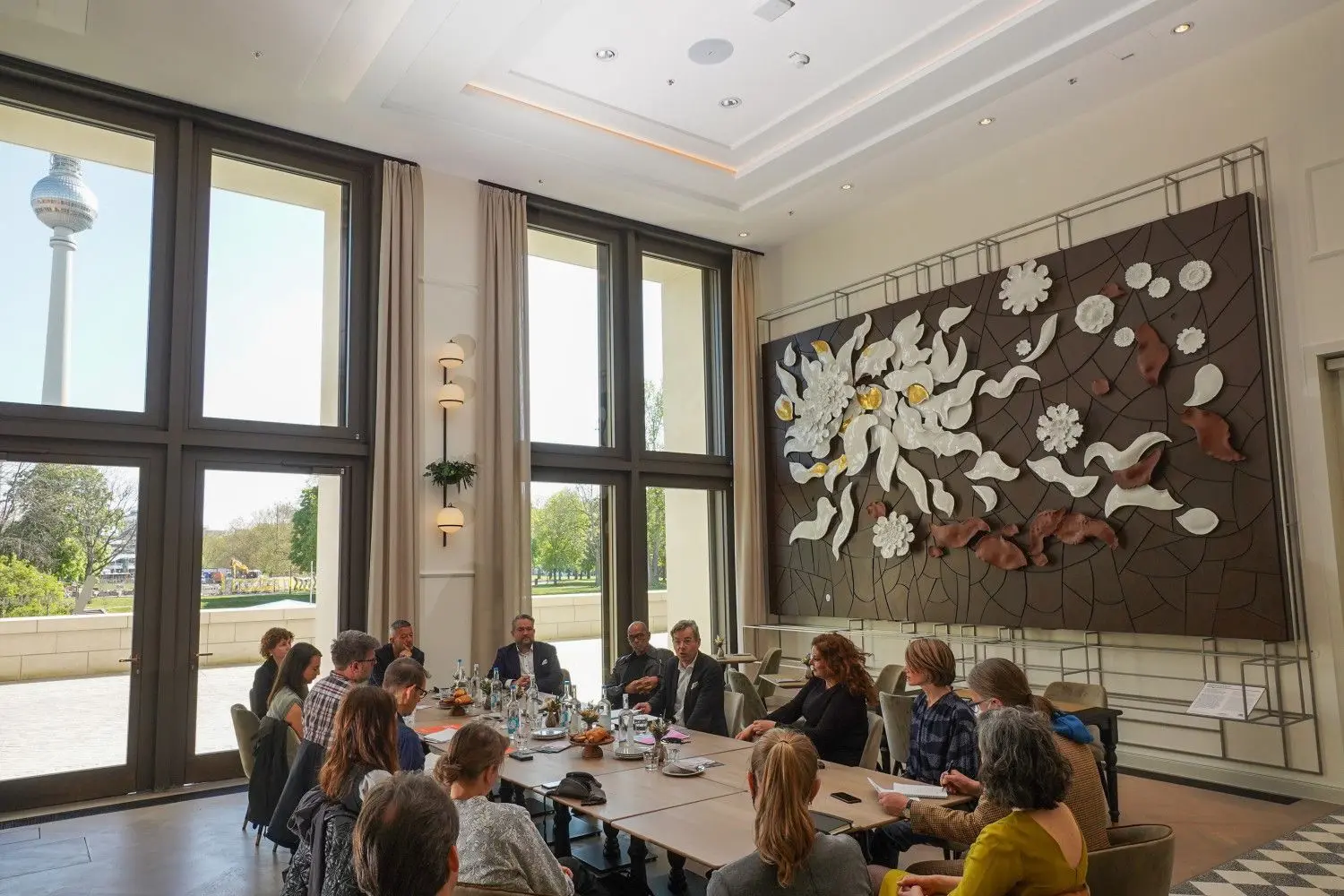 Das neue Restaurant „Deli Alexander“ im restaurierten Schloss in Berlin ziert ein Wandbild, das bereits im „Palast der Republik" hing. Mit Filmen, Führungen, DJs und Kegelbahnen will das Humboldt Forum am 30. April und 1. Mai 2022 an den abgerissen DDR-Vorgängerbau an gleicher Stelle erinnern.