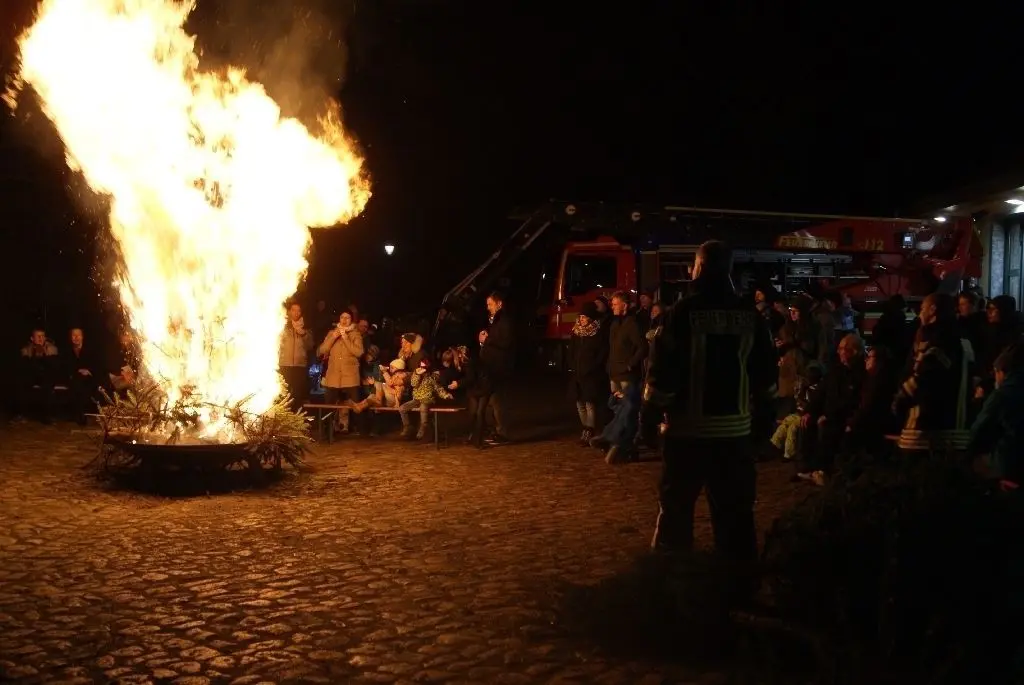 Hohe Flammen: Neue Weihnachtsbäume, die ständig gebracht wurden, lassen die Flammen in den Feuerschalen meterhoch lodern.