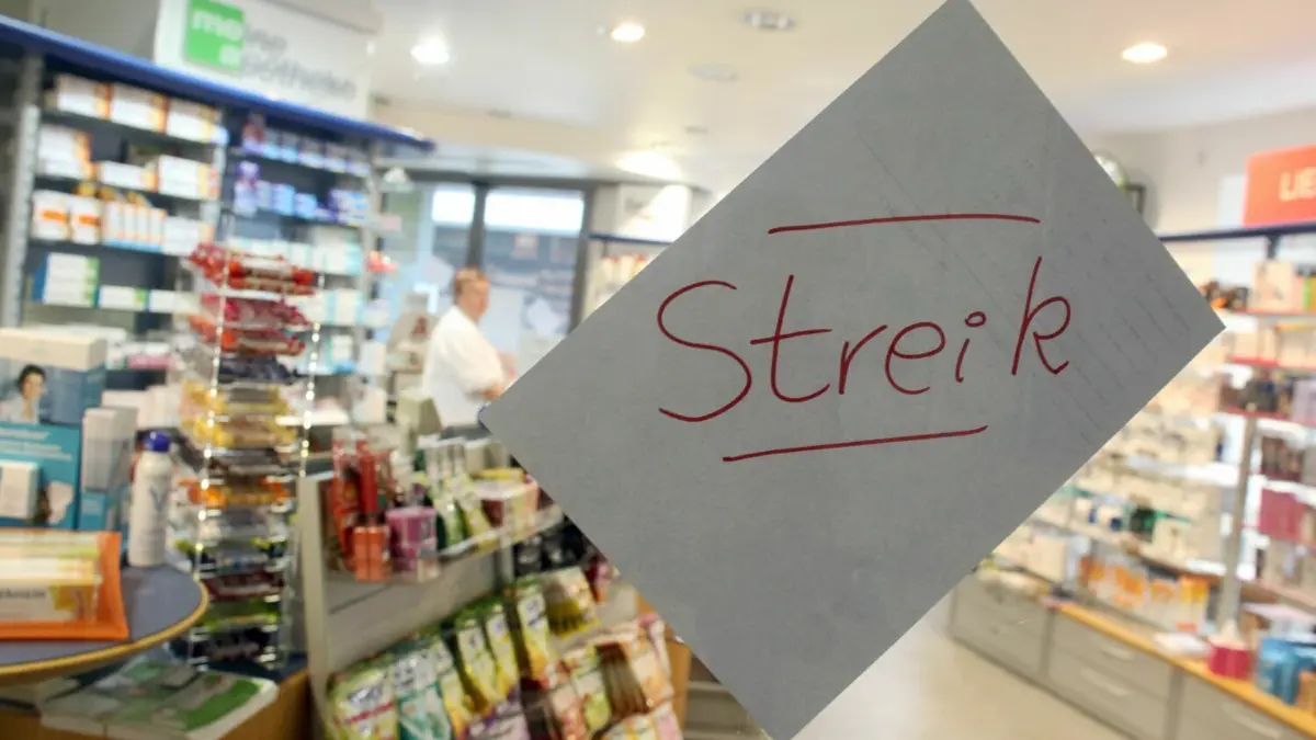 Am Mittwoch ab 12 Uhr bleiben viele Apotheken in Deutschland geschlossen. Auch in Erkner, Schöneiche, Woltersdorf und Gosen-Neu Zittau beteiligen sich viele (Symbolbild).
An einer geschlossenen Tür einer Apotheke steht am Mittwoch (12.09.2012) in Mainz "Streik". Tausende Menschen im Süden und Westen Deutschlands haben beim Gang zur Apotheke Arzneien und Beratung nur durch die Notdienstklappe erhalten. Apotheker in Baden-Württemberg, Rheinland-Pfalz und dem Saarland beteiligten sich an dem eintägigen Warnstreik für bessere Honorare. Foto: Fredrik von Erichsen dpa/lrs ++ +++ dpa-Bildfunk +++