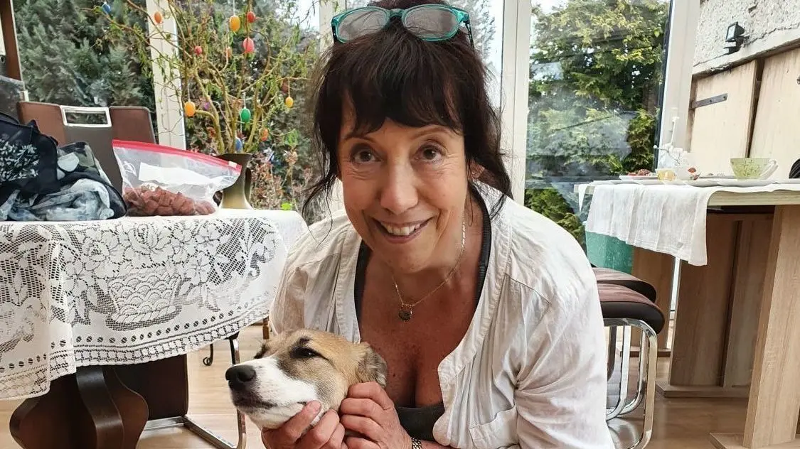Christine Pfeifer aus Berlin setzt sich seit drei Jahren für griechische Straßenhunde ein und vermittelt gerettete Tiere an Familien in Deutschland. Hier besucht sie gerade einen der "adoptierten" Hunde in Sachsen-Anhalt.