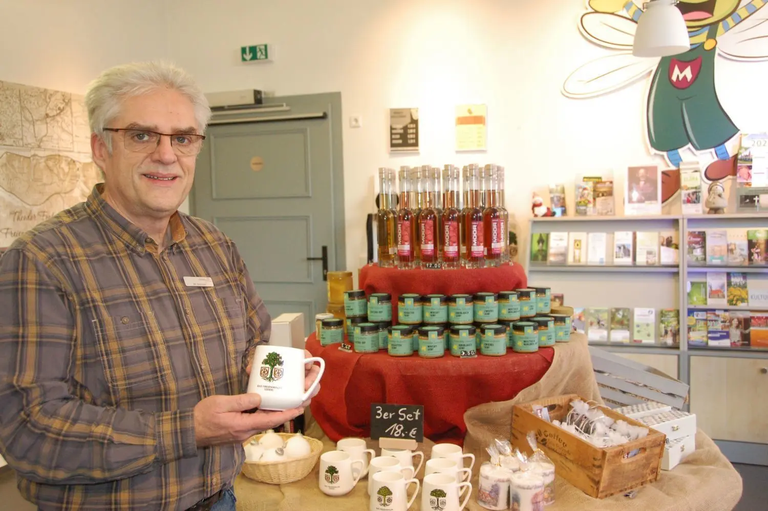 Frisch eingetroffen: Christian Stürmer von der Tourist-Information mit einer Tasse, die ein historisches Stadtwappen von Bad Freienwalde zeigt.