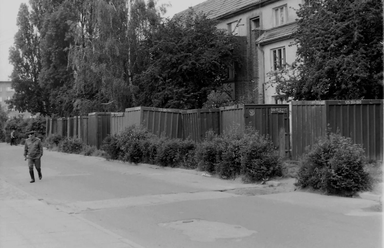 Vor Wohnungen der Roten Armee in Neuruppin stehen 1991 Container für die Abreise bereit.