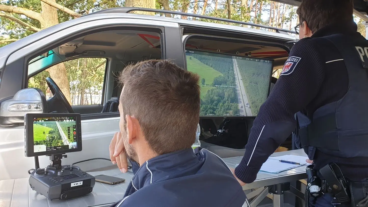 Auf Monitoren ist das Geschehen live zu verfolgen.