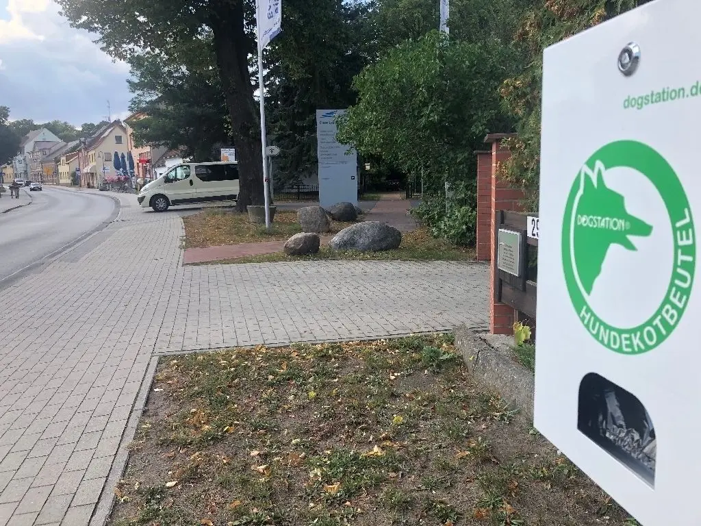 Um Straßen und Wege in der Gemeinde sauberer zu halten, hat die Gemeinde in den Ortsteilen jetzt 14 Tütenspender für Hundekot durch den Baubetriebshof aufstellen lassen. Standorte sind in Lehnin an der Badestelle Gohlitzsee, am Landambulatorium (Foto) und am Parkplatz Rosenpark, in Reckahn auf dem Schloßparkgelände, in Michelsdorf an der Bushaltestelle, in Netzen an der Badestelle, am Parkplatz Kanalbrücke und am Kinderspielplatz, in Emstal am Badestrand, in Trechwitz am Spielplatz und an der Bushaltestelle in der Knobelsdorffstraße, in Rietz am Schaukasten Göttiner Straße/Feldstraße, in Prützke am Gemeindezentrum und nahe des Schaukastens im Alten Dorf.